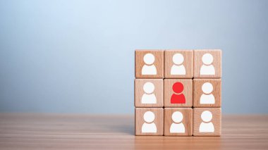 İşletme ve İK 'nın liderliğini ve takım liderliğini kabul et. Tahta bebeklerden biri farklı ve gruptan uzak dur..