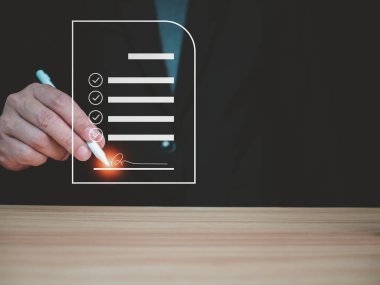İşadamı elektronik imzalama, veri tablosu belge yönetimi, elektronik imza ve kağıtsız ofis kavramında elektronik kalem imzası kullanıyor.