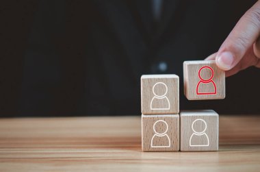 HR, HRM, İnsan Kaynakları Yönetim Konsepti. Özgeçmişi, çalışan bilgilerini, iş başvurularını, çalışanların çevrimiçi anket formunu doldurmaları gerektiğini kontrol edin.