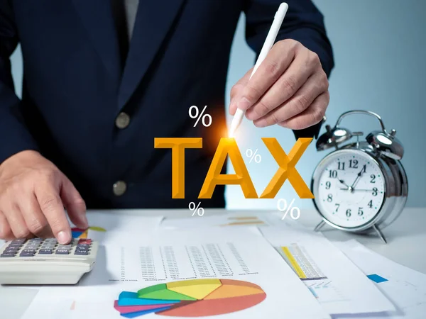 税金を支払うためにオンライン個人所得税申告書を記入するために収入を計算するビジネスマン 金融研究 レポート 税金返還について カリキュラム — ストック写真