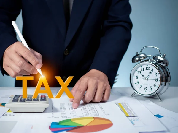 Zakenman Berekent Inkomen Een Online Aangifte Inkomstenbelasting Formulier Vullen Belastingen — Stockfoto