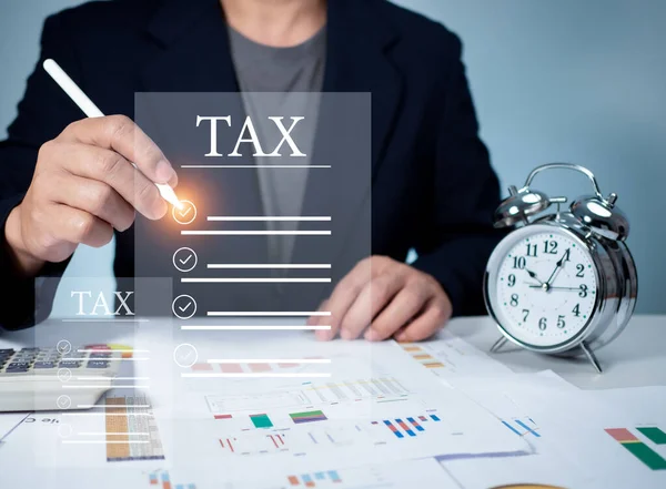 Empresario Calculando Ingresos Para Llenar Formulario Declaración Impuestos Personales Línea —  Fotos de Stock