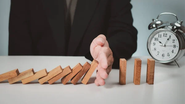 Risikomanagement Konzept Unternehmer Hand Stoppt Dominoeffekt Für Unternehmen — Stockfoto