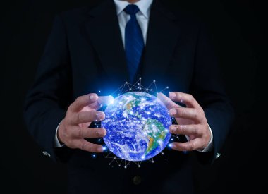 Sanal küresel iletişim ağını elinde tutan bir iş adamı. İş dünyası küresel internet bağlantısı uygulama teknolojisi ve dijital pazarlama, Finansal ve bankacılık, Dijital bağlantı teknolojisi, büyük veri.