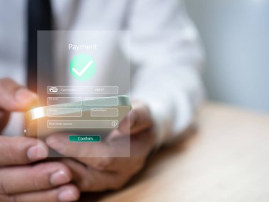 Dijital bankacılık ağı, internet ödemesi, finansal teknoloji. İşadamı parmağını sanal ekrandaki simgelere, çevrimiçi alışverişe ve mobil bankacılık uygulamalarıyla ödemeye gösterdi.