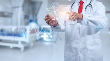 Doktor ve stetoskop modern sanal ekran ağ bağlantısının tıbbi tanı analizi için ekrana dokunuyor. Tıbbi teknoloji kavramı.