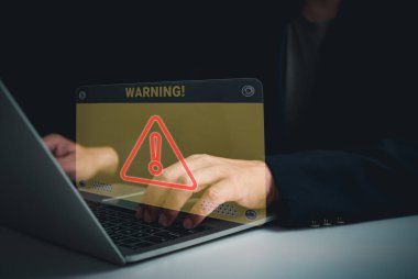 Hacker 'lar karanlıkta dizüstü bilgisayarlarla çalışır. İnternet ağındaki bilgi güvenliği ve bilgi casusluğu kavramı.