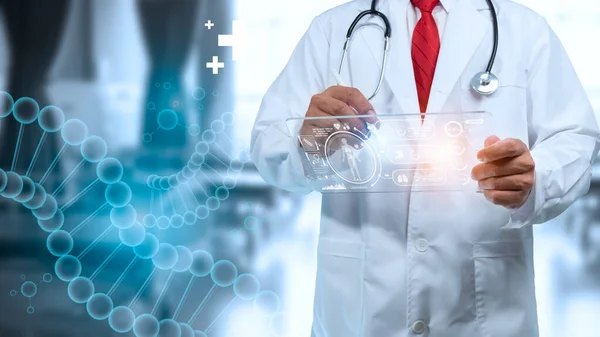 Doktor modern sanal ekran ağ bağlantısında tıbbi tanı analizi için elektronik kalem dokunmatik ekranı kullanıyor. Tıbbi teknoloji kavramı.