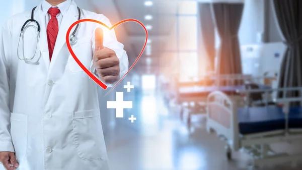 Egy Orvos Vörös Szívet Mutat Kórházi Irodában Egészségügyi Ellátás Orvosi — Stock Fotó