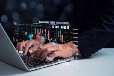 Yatırım, yatırım ve finans kavramı, borsa, kâr ve iş büyümesi için bilgisayar kullanan işadamı.