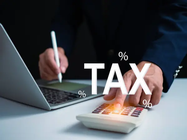 税金計算のためのコンピュータと計算機を使用するビジネスマン 税金支払いのためのオンライン個人的な税申告書 財務調査報告書 税金返済計算 — ストック写真