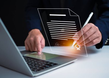 İşadamı elektronik e-imza, veri tablosu belge yönetimi, elektronik imza ve kağıtsız ofis kavramında elektronik kalem imzası kullanıyor.
