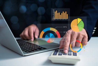 İş adamları kurumsal verileri analiz etmek ve yönetmek için bilgisayarları, grafikler, ölçüler ve KPI 'lerle iş analizlerini organizasyonel performansı, pazarlamayı, finansal organizasyon stratejisini geliştirmek için kullanır..