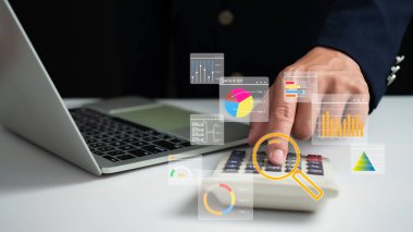 İş adamları kurumsal verileri analiz etmek ve yönetmek için bilgisayar ve hesap makinesi, grafikler, metrik ve KPI 'ler ile iş analizleri kullanarak organizasyonel performansı, pazarlamayı, finansal organizasyon stratejisini geliştirmektedir..