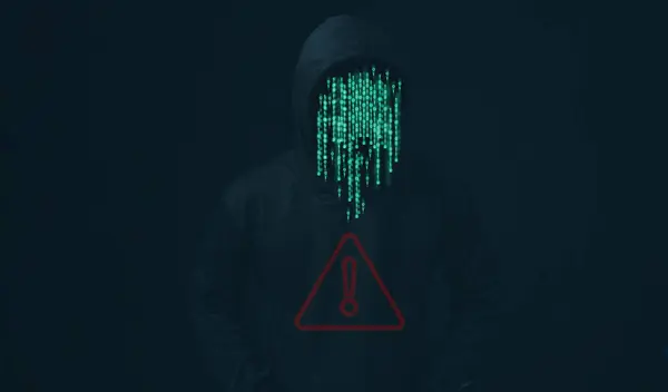 Hacker Stojí Značkou Ochrany Dat Tmavém Pozadí Koncepce Bezpečnosti Informací — Stock fotografie