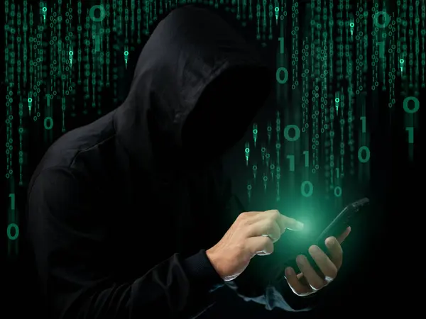 Hakerzy Pracują Ciemku Przez Telefon Koncepcja Bezpieczeństwa Informacji Sieci Internetowej — Zdjęcie stockowe