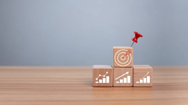 Tahta küp blok ikon ile istifleme. İş stratejisi ve hedef eylem planı kavramı. 