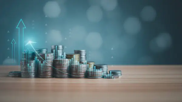 Paralar ahşap bir zemine dizilir. Haritalar, oklar ve şamdanlarla birlikte. Finansal, ekonomik, iş büyümesi kavramlarını temsil eder. Finansal başarı kavramı. Soyut finans arkaplanı.