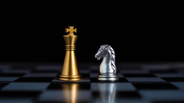 Guld Och Silver Schackpjäser Schackbräde Spel För Jämförelse Företag Ledarskapskoncept — Stockfoto