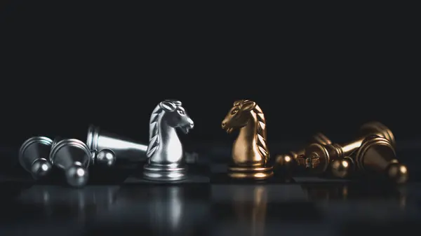 Gold Und Silberschachfiguren Schachbrettspiel Zum Geschäftlichen Vergleich Führungskonzepte Personalmanagement Konzepte — Stockfoto