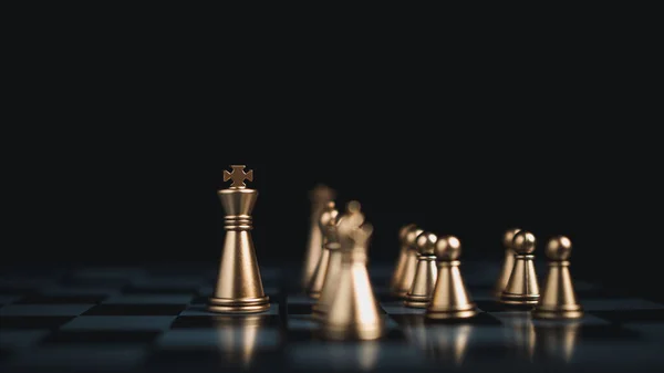 棋盘游戏中的金银棋子进行商业比较 领导概念 人力资源管理概念 — 图库照片