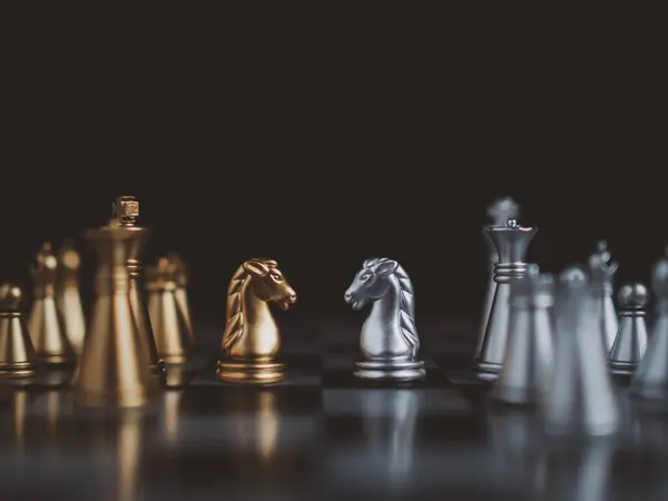 ビジネス比較のためのチェスボードゲームの金と銀のチェスピース リーダーシップコンセプト 人事管理コンセプト — ストック写真