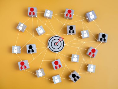 Müşteri odaklı hedef grubu ve müşteri ilişkileri yönetim kavramı için Dartboard ve insan simgesi ile kırmızı ok bağlantısı. Hedef müşteri, pazarlama planı ve stratejileri.