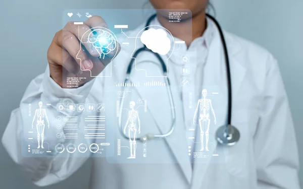 Doktor modern sanal ekran ağ bağlantısında tıbbi tanı analizi için elektronik kalem dokunmatik ekranı kullanıyor. Tıbbi teknoloji kavramı.