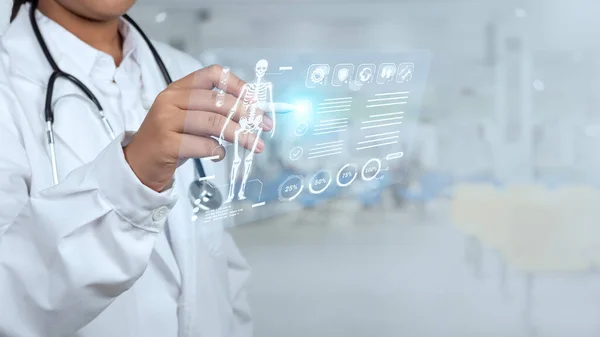 医師は 現代の仮想スクリーンネットワーク接続に関する医学診断分析のための電子ペンタッチスクリーンを使用しています 医療技術コンセプト — ストック写真