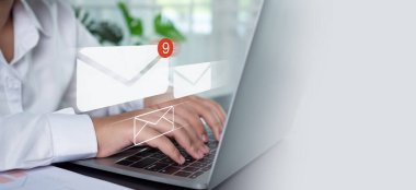 E- postaları kontrol etmek için bilgisayar kullanan işadamı, iş e- posta iletişimi ve dijital pazarlama için yeni bir e-posta bildirim kavramını temsil ediyor.
