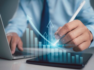 Borsa, iş büyümesi, ilerleme ya da başarı kavramı. İşadamı veya tüccar artan bir sanal hologram stoku gösteriyor, ticarete yatırım yap.