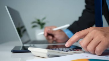 İş muhasebe konsepti. İş dünyası dizüstü bilgisayarı, bütçe ve gelir konsepti, satış konsepti, şirket muhasebe yönetimi ile hesap makinesi kullanır.