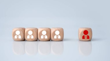 HRM konsepti liderlik ve takım liderliğini temsil ediyor. Bir tahta blok farklıdır ve gruptan farklıdır..