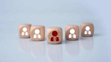 Liderlik ve takım liderliği için İş ve İnsan Kaynakları kavramı. Bir küp tahta ön tarafta Farklı ve gruptan uzak durun