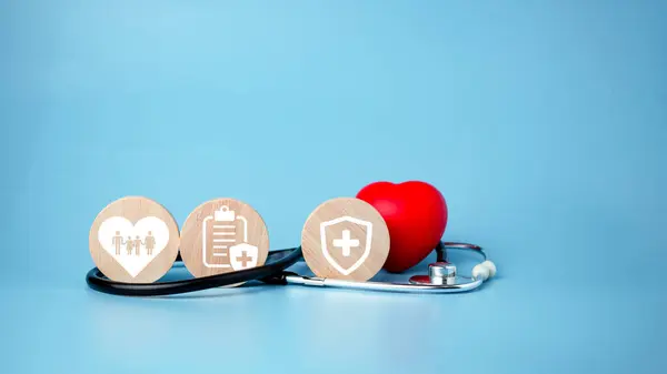 Koncepcja Ubezpieczenia Zdrowotnego Opieki Medycznej Krąg Drewna Czerwone Serce Ikoną — Zdjęcie stockowe