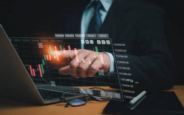 Borsa, iş büyümesi, ilerleme ya da başarı kavramı. İşadamı veya tüccar artan bir sanal hologram stoku gösteriyor, ticarete yatırım yap.