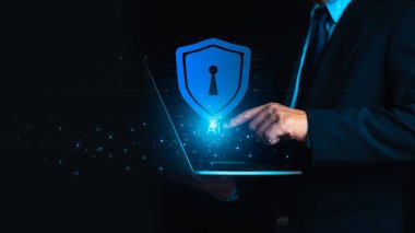 İş adamı, sanal ekranda tehlikeli yazılım erişimi veya çevrimiçi hacker tehdidi, siber güvenlik kavramı gösteren yapay zeka (Ai) teknolojisi kullanan bir simge gösterdi.