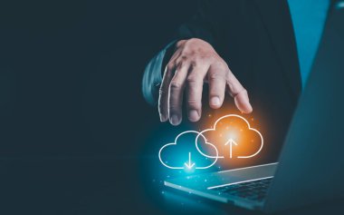 Dijital bulut ağı teknolojisi, Cloud bilgisayar depolama teknolojisi, veri depolama platformu, iş ağı ve internet hizmeti kavramı tarafından bilgisayarı indirmek ve yedeklemek için insanlar kullanır.