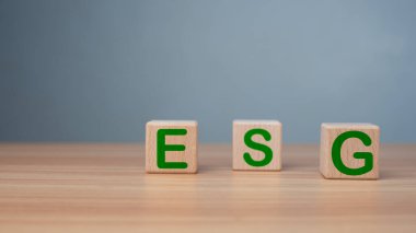 ESG çevre, sosyal ve yönetim kavramı, tahta blok ve ahşap arka plan ikonu sürdürülebilir organizasyonel kalkınma hesabı için bir fikirdir yeşil çevre .