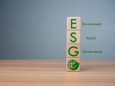 ESG çevre, sosyal ve yönetim kavramı, tahta blok ve ahşap arka plan ikonu sürdürülebilir organizasyonel kalkınma hesabı için bir fikirdir yeşil çevre .
