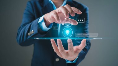 İş adamı, sohbet yazmak için tablet kullanır. Yapay zeka sistemi, sohbet robotu, yapay zeka asistanı....