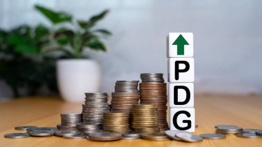 Gayri safi yurtiçi hasıla, Finansal, Yönetim, Ekonomik, Enflasyon, Piyasa ve Para Kavramları, Bozuk Para yığınlı GSYİH bloğu ve UP ve Down ok simgesi simgesi simgesi. 