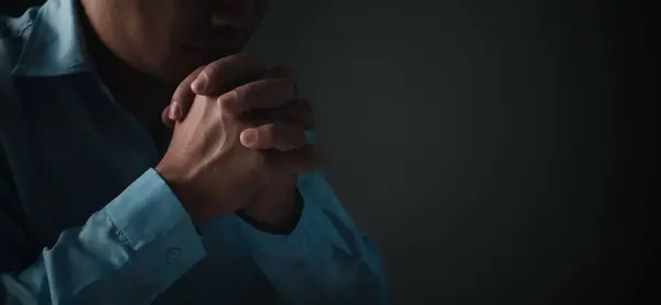 Hristiyanlık krizi Tanrı 'ya dua etmek, daha iyi bir hayat dilemek için Tanrı' ya dua etmek, İncil 'le Tanrı' ya dua etmek, affedilmek için yalvarmak ve iyiliğe inanmak..