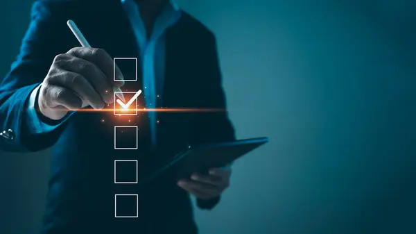 Kontrol listesi ve anket formları çevrimiçi. Belge yönetim sistemi, DMS. Kalite kontrol ve doğruluk kontrolü, Tablet çevrimiçi anket kullanan işadamı, iş performans izleme.