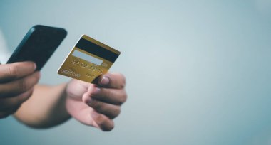 Çevrimiçi ödeme, online alışveriş için cep telefonu ve kredi kartı kullanan adam, dijital çevrimiçi ödeme konsepti, internet üzerinden teknoloji bankacılık uygulamaları, finansal işlem.