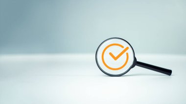 İdari onay ve proje onayını gösteren iş süreci iş akışı için beyaz arkaplan üzerindeki belge ikonasını onaylamak üzere cam odağı büyültme ve onaylama işaretleri.