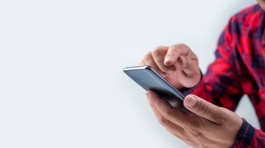 İnsanlar yeni postaları kontrol etmek için akıllı telefon kullanıyor. İş e-posta iletişimi ve dijital pazarlama için yeni bir e-posta bildirim kavramı. Gelen kutusuna elektronik mesaj bildirimi gelir. internet teknolojisi