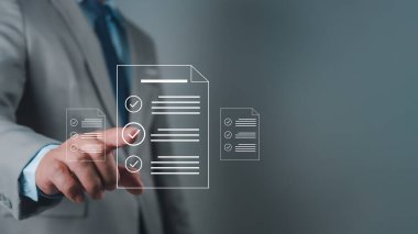 İş adamı çevrimiçi anket formu DMS belge yönetim sistemi, kalite kontrolü ve doğrulama için elleri kullanıyor