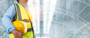 İnşaat mühendisi mimar inşaat alanının arka planında güvenlik kaskı taşıyor inşaat alanı yüksek binalar inşa etmeyi planlıyor, mühendis inşaat konsepti, inşaat için arka plan.