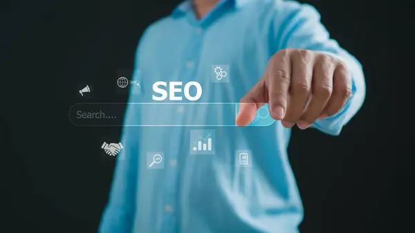 Sanal Ekran Veri Arama Teknolojisi Arama Motoru optimizasyonu. Adam bilgi aramak için arama motorunu kullanıyor. Bilgi için ağ konsolu kullanılıyor, SEO.